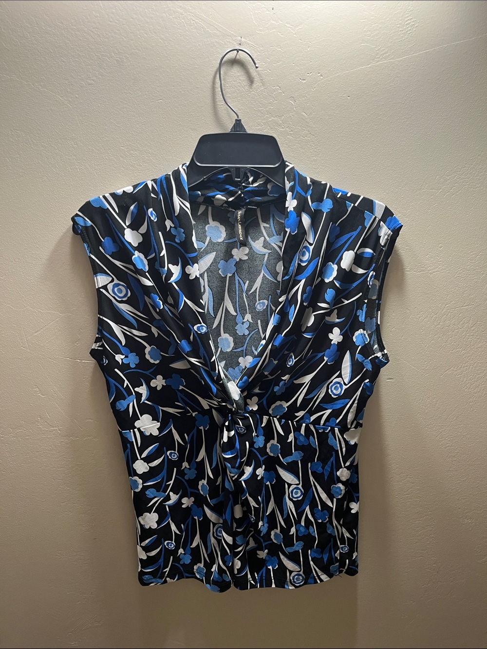Susan Lawrence Black Sleeveless Twist-Front Floral Blouse in Blue & White